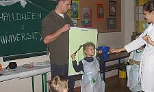 Zabawny uniwersytet w ArtBemie: zielone gluty i sztuczna krew