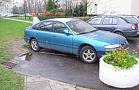 Porzucony samochód stoi na kopercie i przeszkadza. Bo może