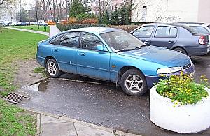 Porzucony samochód stoi na kopercie i przeszkadza. Bo może