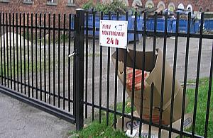 Śmieci za zamkniętymi drzwiami. Gdzie logika?