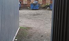 Śmieci za zamkniętymi drzwiami. Gdzie logika?