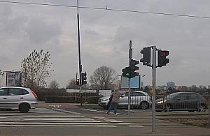 Przez ulicę koło Carrefoura: biegiem na migającym zielonym