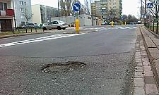 Sprawdzamy jak działa 19115: przystanek, śmieci, dziura