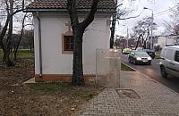 Wszechobecne ekrany - do zasłonięcia nawet kapliczka