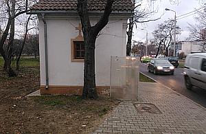 Wszechobecne ekrany - do zasłonięcia nawet kapliczka