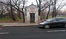 Wszechobecne ekrany - do zasłonięcia nawet kapliczka