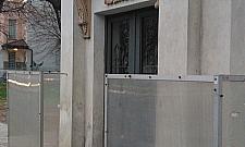 Wszechobecne ekrany - do zasłonięcia nawet kapliczka