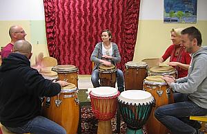 Kubańskie rytmy w Międzylesiu. Na bębnach.