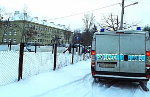 Alarm w szkole na Podróżniczej: nieznajomy zaczepia dzieci