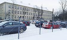 Alarm w szkole na Podróżniczej: nieznajomy zaczepia dzieci