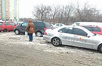 Bazar przy Kondratowicza: samochody niszczą okolicę