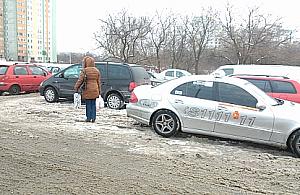 Bazar przy Kondratowicza: samochody niszczą okolicę