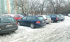 Bazar przy Kondratowicza: samochody niszczą okolicę