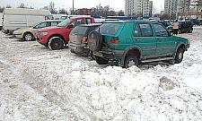 Bazar przy Kondratowicza: samochody niszczą okolicę