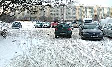 Bazar przy Kondratowicza: samochody niszczą okolicę