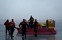 Szczyt głupoty: lód załamał się pod bojerowcami