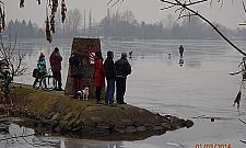 Szczyt głupoty: lód załamał się pod bojerowcami