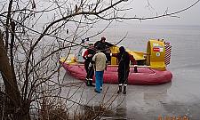 Szczyt głupoty: lód załamał się pod bojerowcami