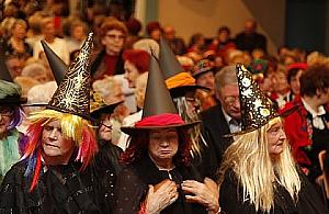 Są seniorzy, którzy potrafią śpiewać. I są zabawni!