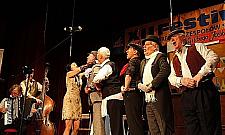 Są seniorzy, którzy potrafią śpiewać. I są zabawni!