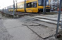 Przejście przy bazarku na Powstańców - deski, dykta, wyrwy