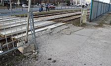 Przejście przy bazarku na Powstańców - deski, dykta, wyrwy