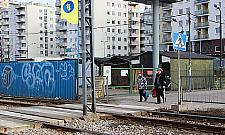 Przejście przy bazarku na Powstańców - deski, dykta, wyrwy