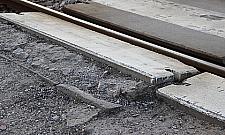 Przejście przy bazarku na Powstańców - deski, dykta, wyrwy