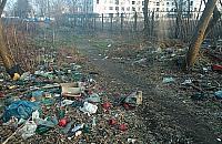 Śmieciowy szlak spacerowy przy wiadukcie na Górczewskiej