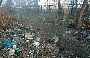 Śmieciowy szlak spacerowy przy wiadukcie na Górczewskiej