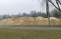 Tajemnicze góry piachu przy ul. Conrada