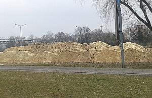 Tajemnicze góry piachu przy ul. Conrada