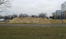 Tajemnicze góry piachu przy ul. Conrada