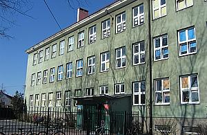 Nierozłączna para: przepełnione szkoły, słabe wyniki w nauce