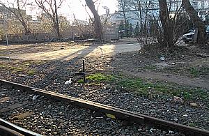 Dzikie przejście przez tory: potrzebne schody na Budy!