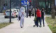 Kupa roboty z uświadamianiem ludzi