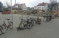 Rowerzyści czekają na parking przy stacji kolejowej