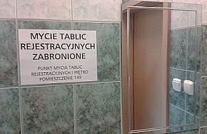 Tablicowy bareizm w ratuszu Bemowa