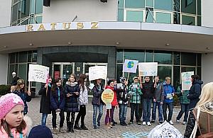 Młodzi bemowianie namawiali na Godzinę dla Ziemi