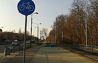 Brak chodnika i tylko droga dla rowerów. Wolno chodzić?