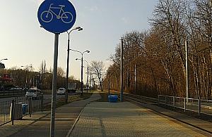 Brak chodnika i tylko droga dla rowerów. Wolno chodzić?