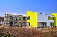 Chotomów: Żółte mury pną się do góry