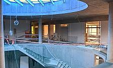 Chotomów: Żółte mury pną się do góry