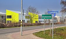 Chotomów: Żółte mury pną się do góry