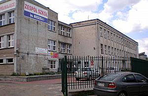 Szkoły na beczce prochów zamiatanych pod dywan