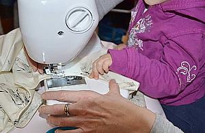 Na Powstańców uczą dzieci... szycia