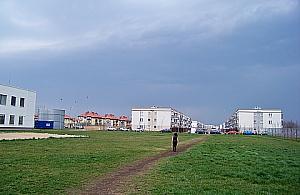 Lewandów Park II: wytną dziurę w płocie i zrobią wyjazd przez łąkę?