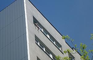 Skoczył z dziesiątego piętra na Okocimskiej