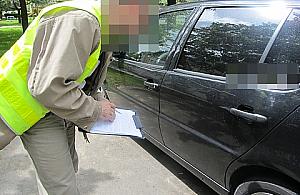 Kobietki popiły i porysowały kluczami auta sąsiadów