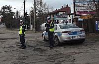 Kierowcy wolno czytać książkę, za komórkę jest mandat!